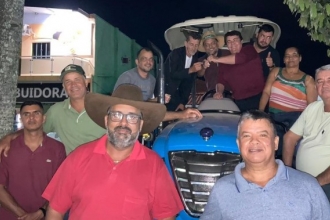Prefeito Jonas Campos entrega trator para agricultura de Reserva do Cabaçal